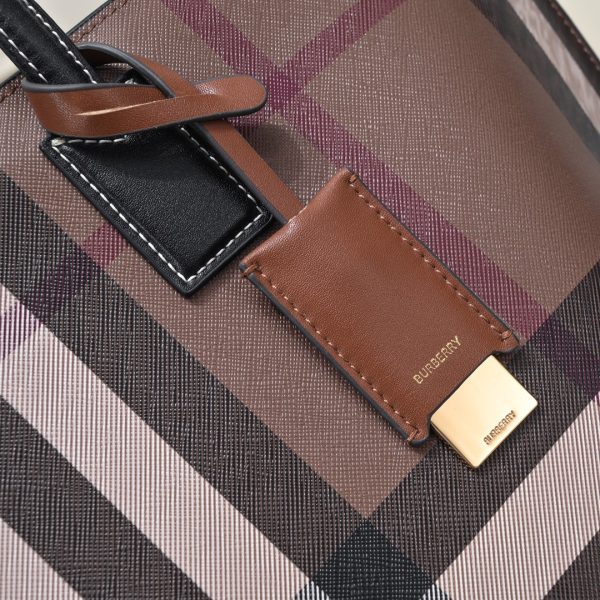 Burberry chính là chiếc túi gỗ gấm nâu