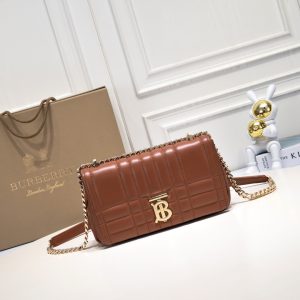 Burberry “Lola” được làm từ da cừu cừu nướng