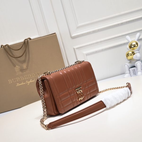 Burberry “Lola” được làm từ da cừu cừu nướng