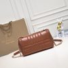 Burberry “Lola” được làm từ da cừu cừu nướng
