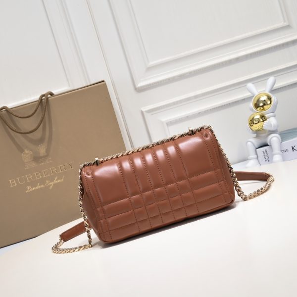 Burberry “Lola” được làm từ da cừu cừu nướng