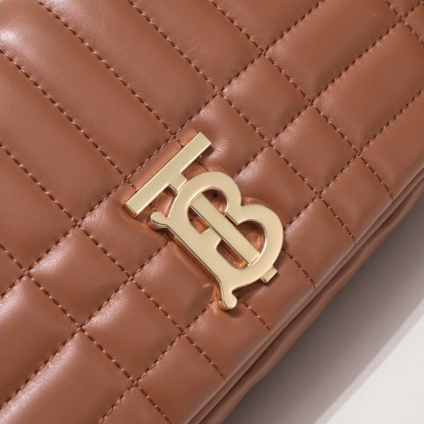 Burberry “Lola” được làm từ da cừu cừu nướng