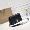 Burberry “Lola” được làm từ da cừu cừu nướng