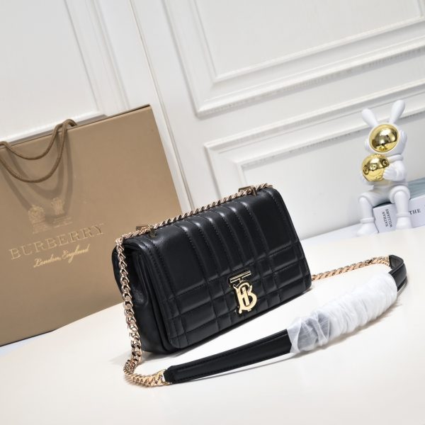 Burberry “Lola” được làm từ da cừu cừu nướng