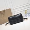 Burberry “Lola” được làm từ da cừu cừu nướng