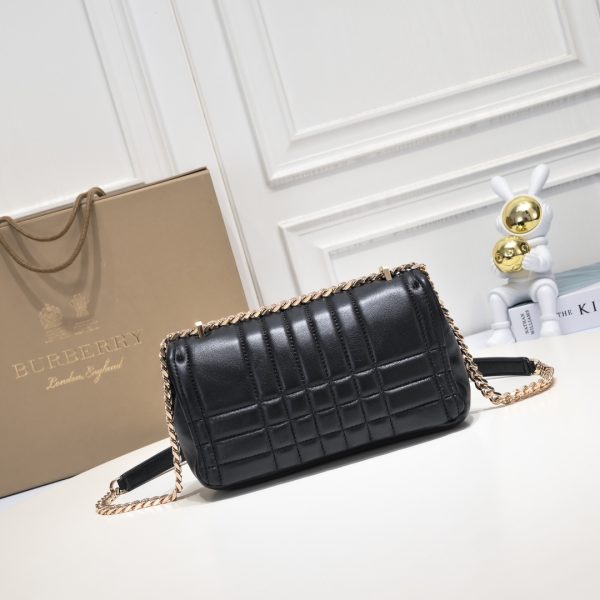 Burberry “Lola” được làm từ da cừu cừu nướng