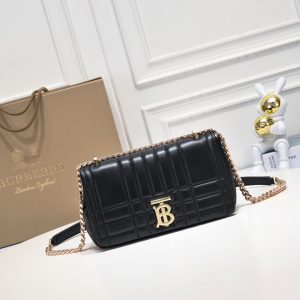 Burberry “Lola” được làm từ da cừu cừu nướng