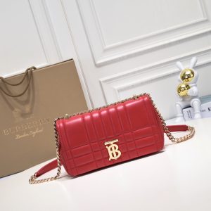 Burberry “Lola” được làm từ da cừu cừu nướng