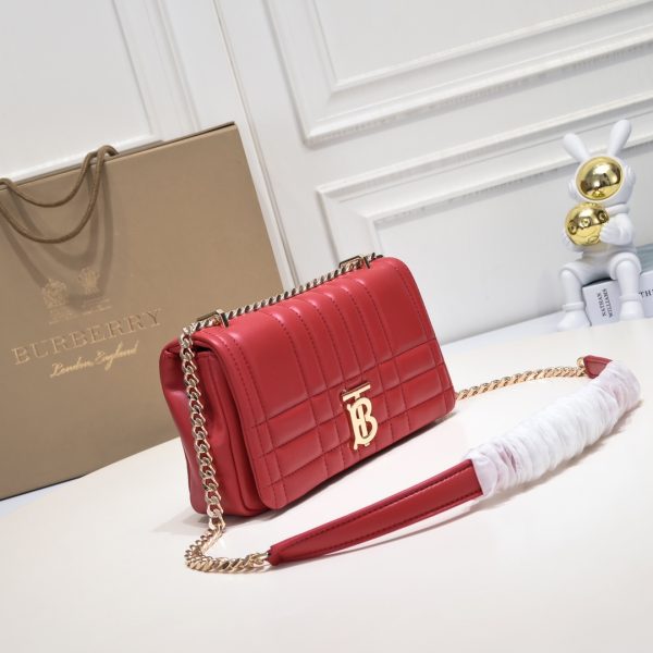 Burberry “Lola” được làm từ da cừu cừu nướng