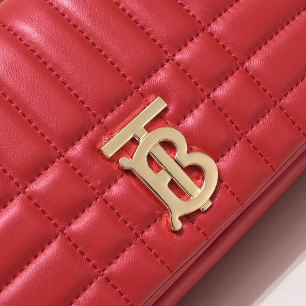 Burberry “Lola” được làm từ da cừu cừu nướng