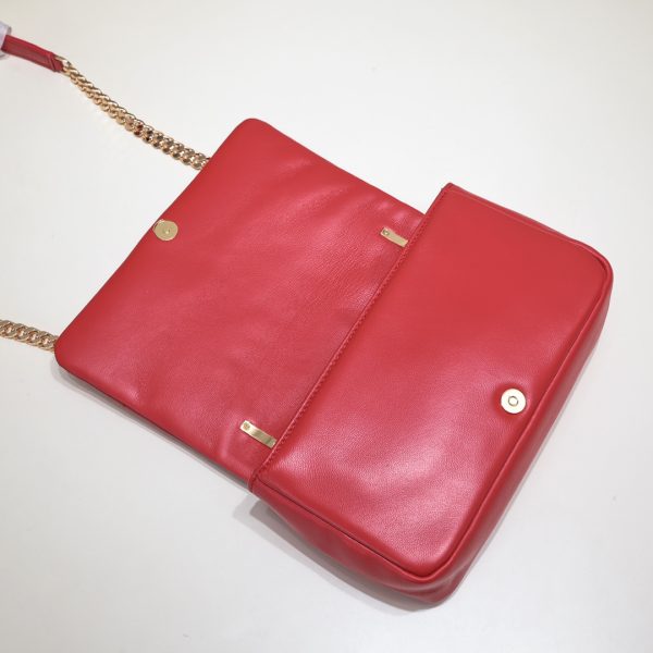 Burberry “Lola” được làm từ da cừu cừu nướng