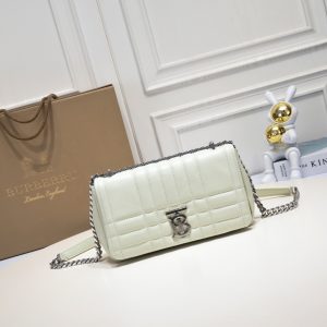 Burberry “Lola” được làm từ da cừu cừu nướng