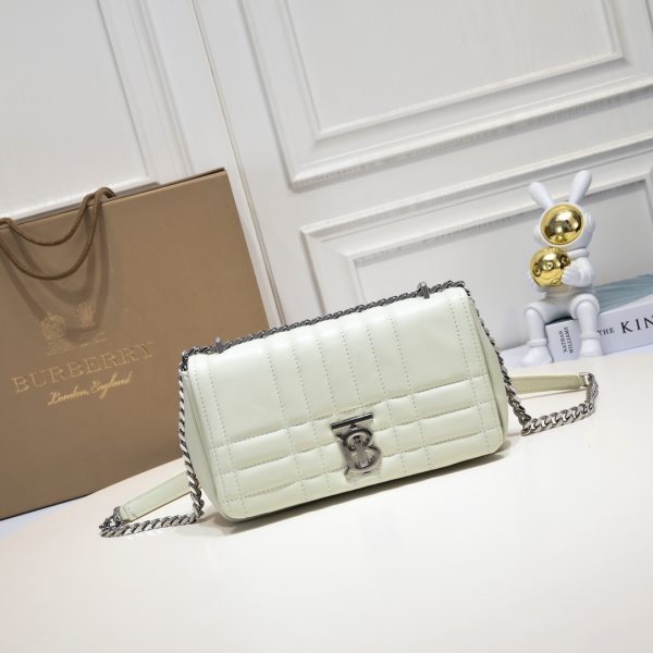 Burberry “Lola” được làm từ da cừu cừu nướng