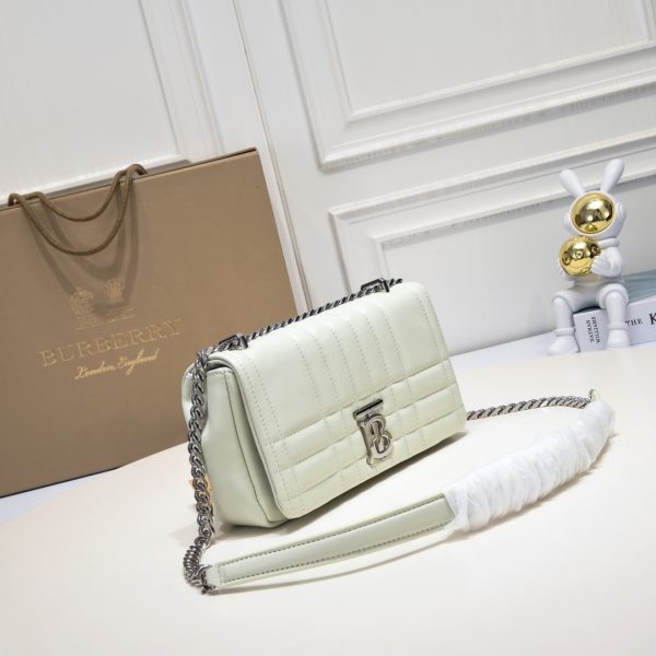 Burberry “Lola” được làm từ da cừu cừu nướng
