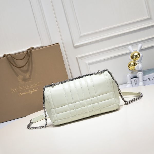 Burberry “Lola” được làm từ da cừu cừu nướng