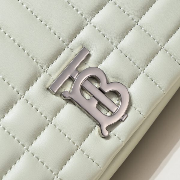 Burberry “Lola” được làm từ da cừu cừu nướng