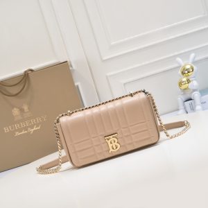 Burberry “Lola” được làm từ da cừu cừu nướng