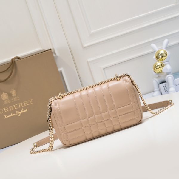 Burberry “Lola” được làm từ da cừu cừu nướng
