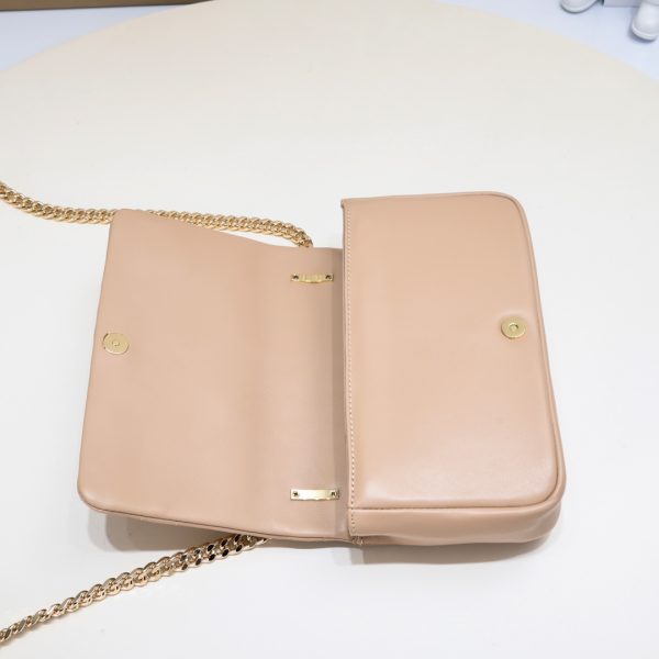 Burberry “Lola” được làm từ da cừu cừu nướng