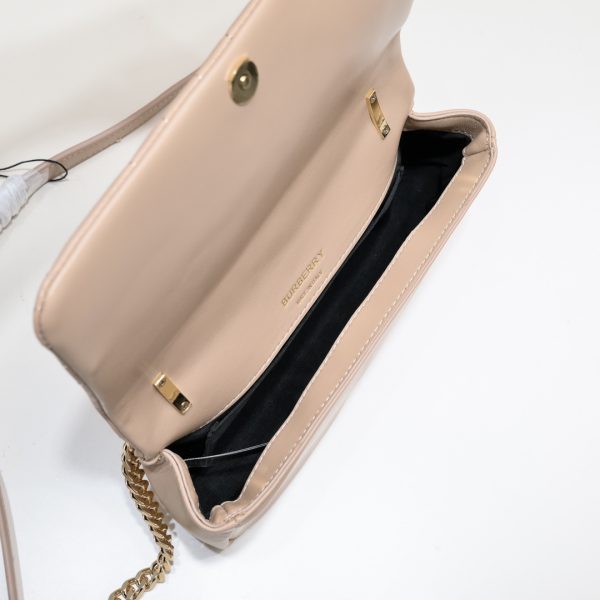Burberry “Lola” được làm từ da cừu cừu nướng