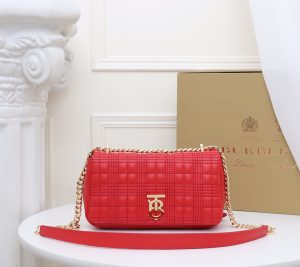 Burberry “Lola” được làm từ da cừu cừu nướng