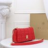 Burberry “Lola” được làm từ da cừu cừu nướng