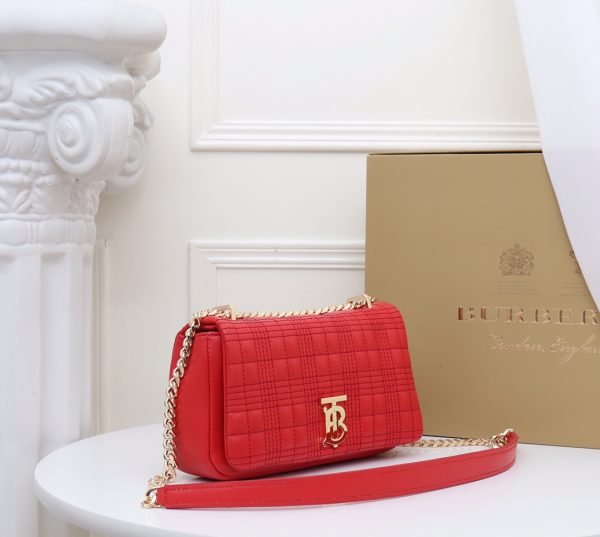 Burberry “Lola” được làm từ da cừu cừu nướng