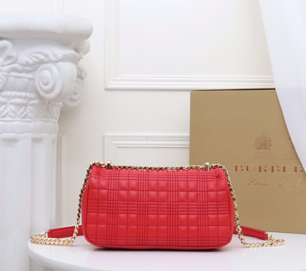Burberry “Lola” được làm từ da cừu cừu nướng