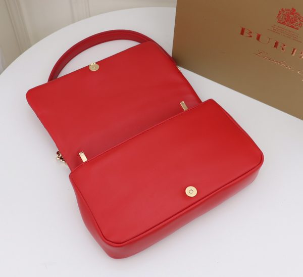 Burberry “Lola” được làm từ da cừu cừu nướng