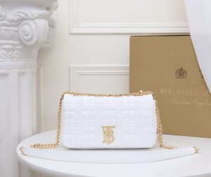 Burberry “Lola” được làm từ da cừu cừu nướng