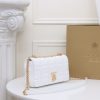 Burberry “Lola” được làm từ da cừu cừu nướng