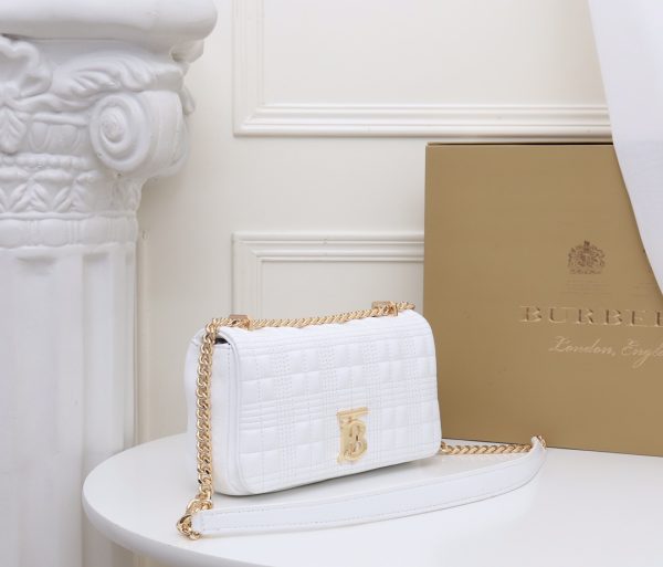Burberry “Lola” được làm từ da cừu cừu nướng