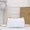 Burberry “Lola” được làm từ da cừu cừu nướng