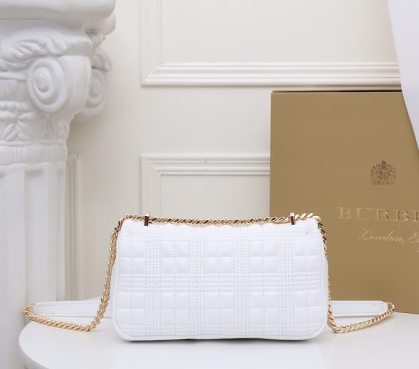 Burberry “Lola” được làm từ da cừu cừu nướng