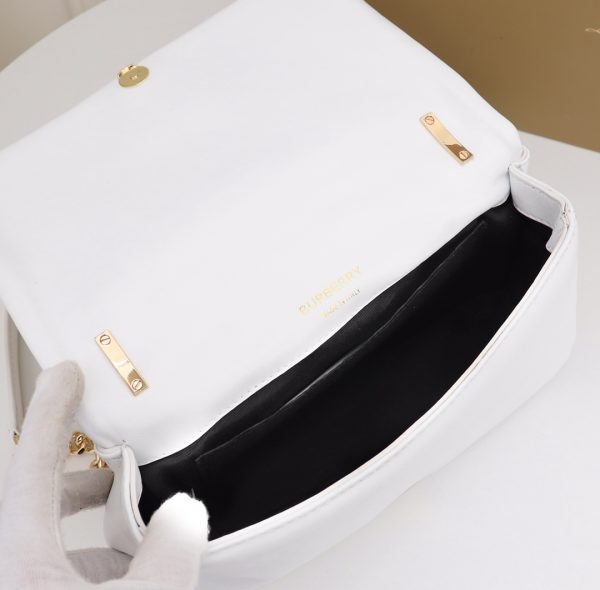 Burberry “Lola” được làm từ da cừu cừu nướng