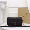Burberry “Lola” được làm từ da cừu cừu nướng