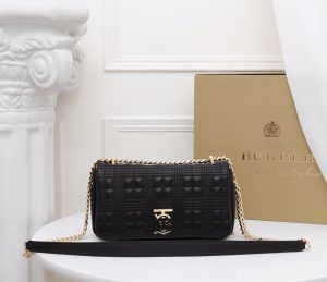 Burberry “Lola” được làm từ da cừu cừu nướng