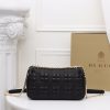 Burberry “Lola” được làm từ da cừu cừu nướng