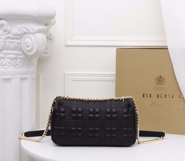Burberry “Lola” được làm từ da cừu cừu nướng