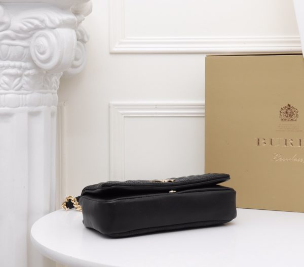 Burberry “Lola” được làm từ da cừu cừu nướng
