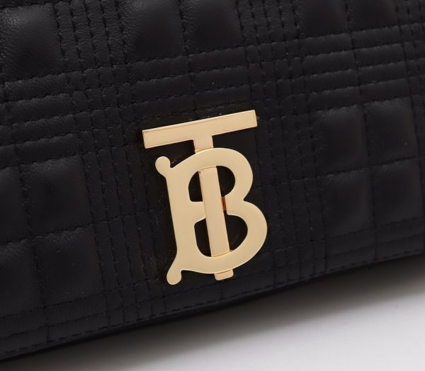 Burberry “Lola” được làm từ da cừu cừu nướng