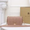 Burberry “Lola” được làm từ da cừu cừu nướng