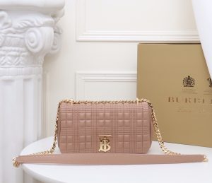 Burberry “Lola” được làm từ da cừu cừu nướng