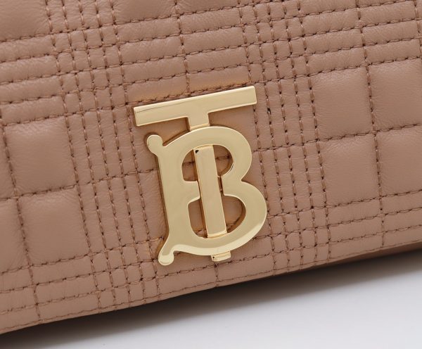 Burberry “Lola” được làm từ da cừu cừu nướng