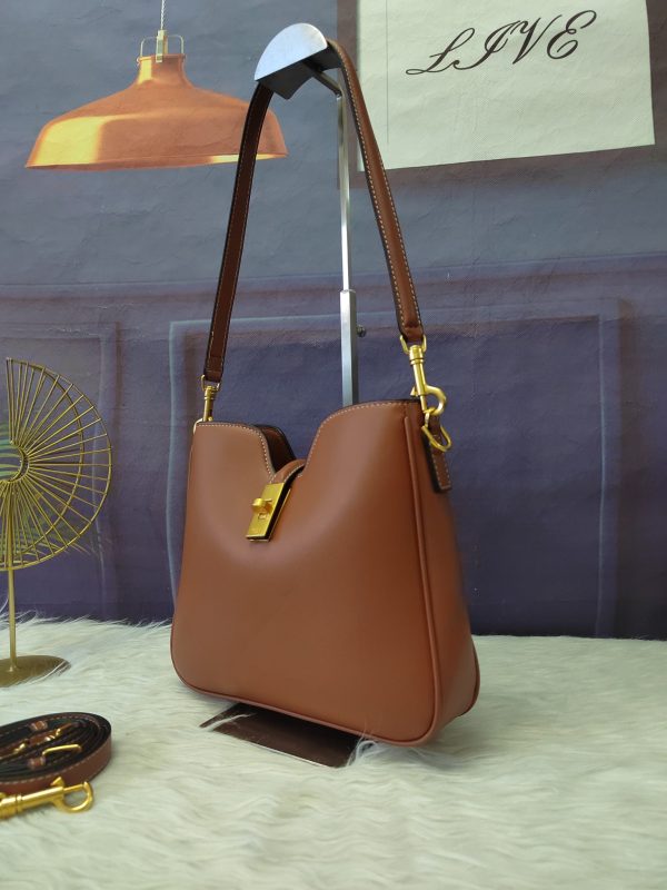 CELINE: Túi da nâu có thể mang theo vai và xích