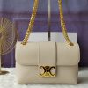Celine, một chiếc túi da bò cỡ trung với một chiếc váy nghiêng trắng
