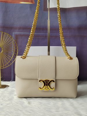 Celine, một chiếc túi da bò cỡ trung với một chiếc váy nghiêng trắng