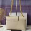 Celine, một chiếc túi da bò cỡ trung với một chiếc váy nghiêng trắng
