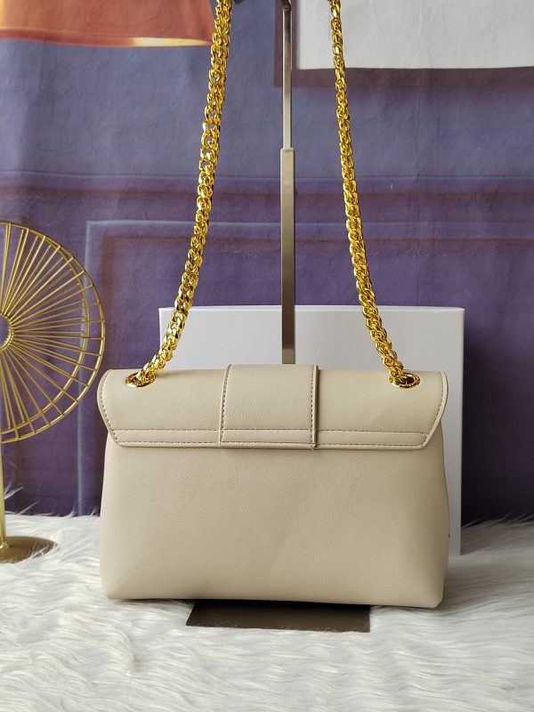 Celine, một chiếc túi da bò cỡ trung với một chiếc váy nghiêng trắng