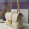 Celine, một chiếc túi da bò cỡ trung với một chiếc váy nghiêng trắng